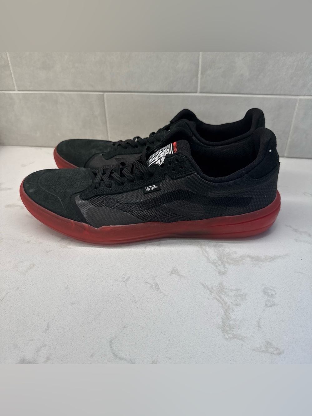 Vans men’s low rise black red sneakers 10.5 - Picture 3 of 9